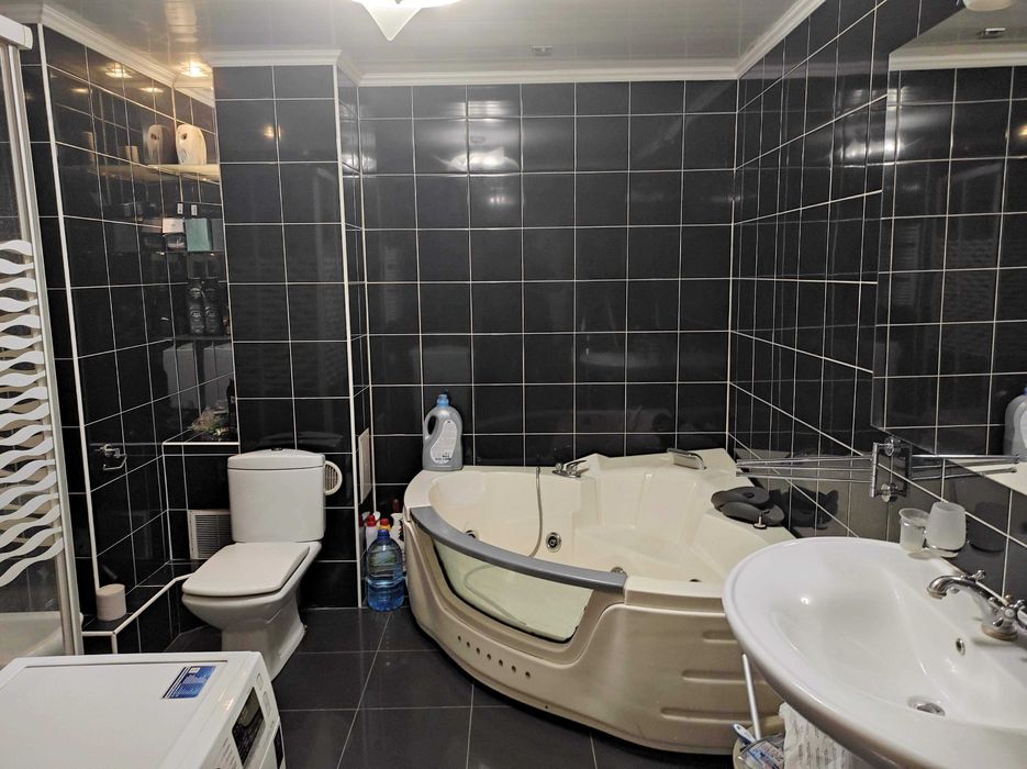 Продається видова 3-х.кім. квартира по вул. Набережна ім. В. Стефаника