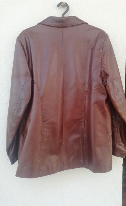 Casaco em pele genuina  de cor castanha. Pouco uso
