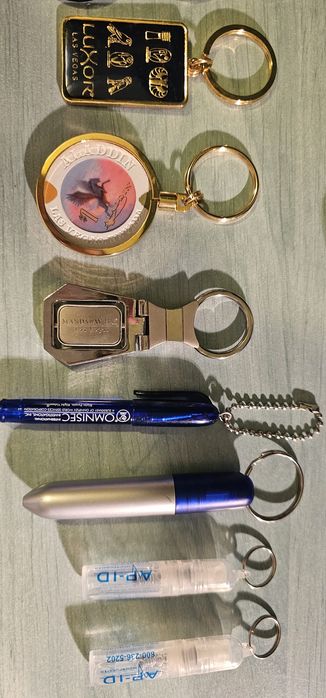 Брелоки металеві брелки  для ключів сувеніри з різних країн