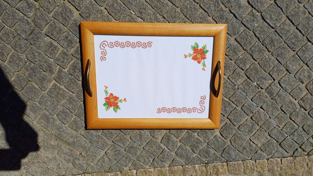 Tabuleiro mesa bordado em ponto cruz com  Vidro