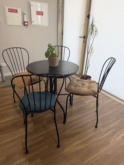 Mesa em metal e cadeiras