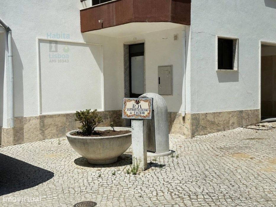 Enclosed Garage Box in the Center of Entroncamento