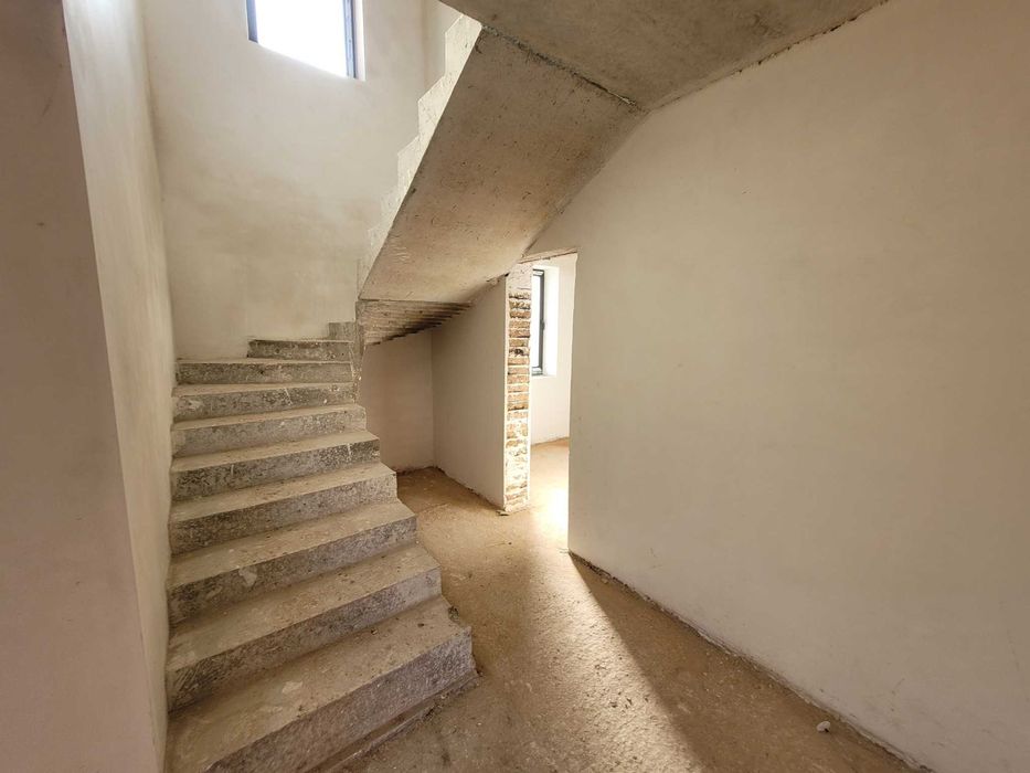 Красивий дуплекс на початку Вовчинців, 138м, готовий до ремонту, гараж