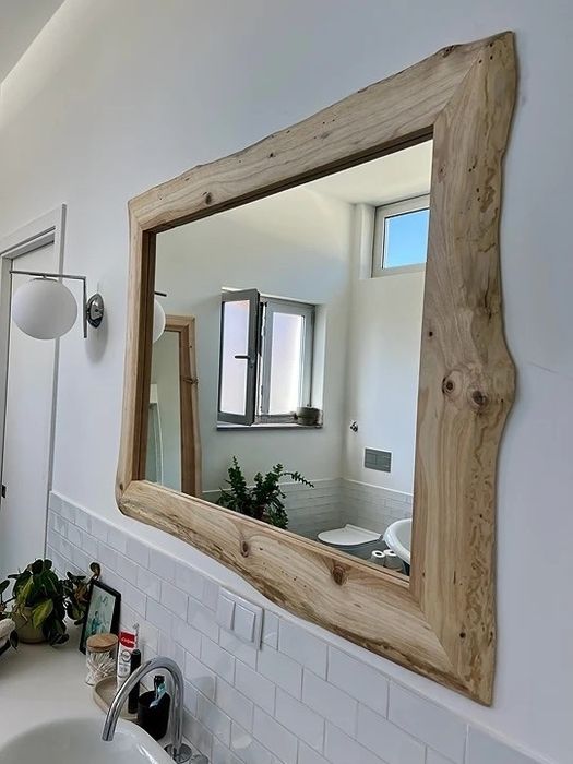 Espelho com maldura de madeira natural