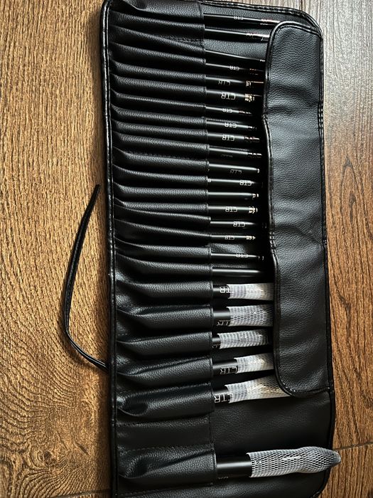 Сросно !! Набор фирменных кистей  - 24 шт