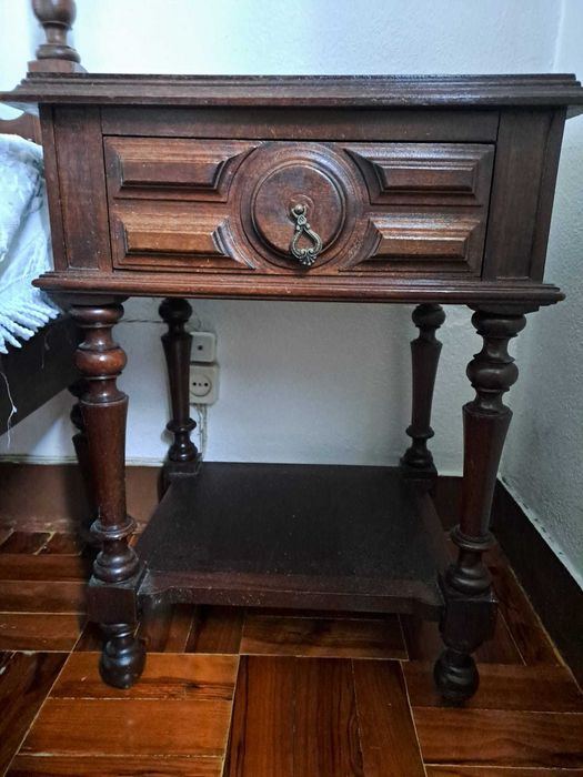Conjunto de quarto - Cama, cabeceiras e roupeiro