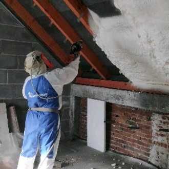 Ocieplanie poddasza pianka PUR Docieplanie dachu piana