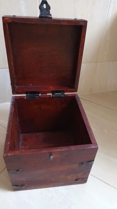 Kolonialna skrzynka na drobiazgi