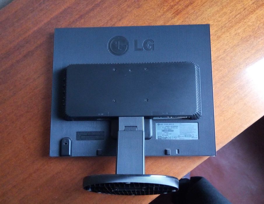 Монитор 19" LG Flatron L1953TR