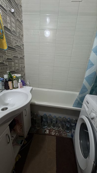 Продаж 2-х кім квартири , по вулиці В. Ковалівка , поверх 6/9 , квартира не кутова ,квартира житлова ( під ремонт) .