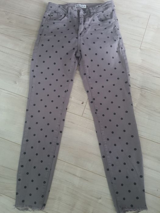 Szare spodnie damskie w kropki Pull&Bear 38