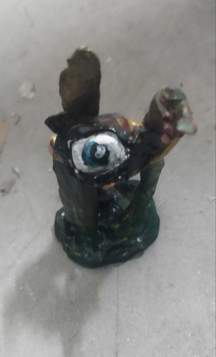 Olhos de Alma. Figuras únicas feitas de desperdícios e pintadas com tinta acrílica