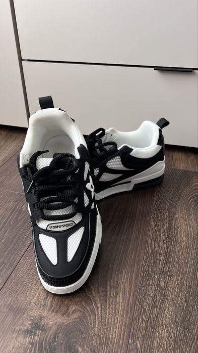 Продам кросівки LV