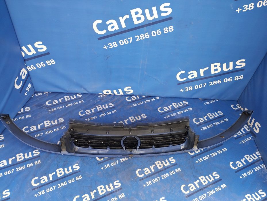 Накладка бампера переднього центральна Opel Vivaro Опель віваро