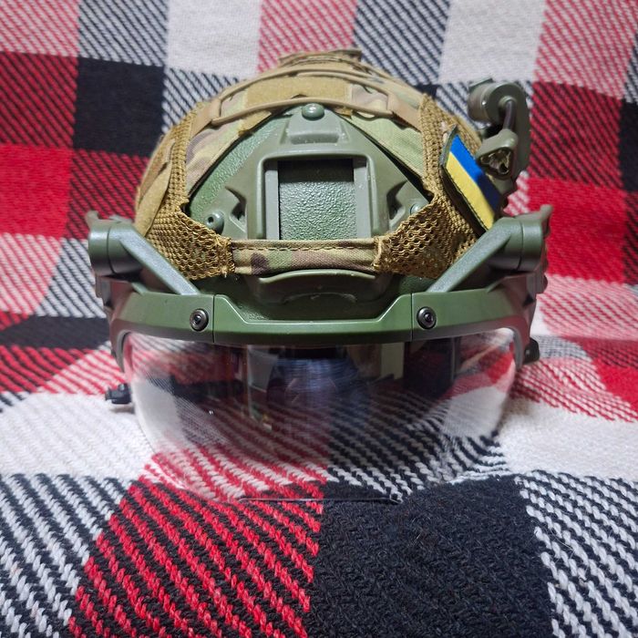 Каска + кавер + навушники+ захисне скло +ліхтар