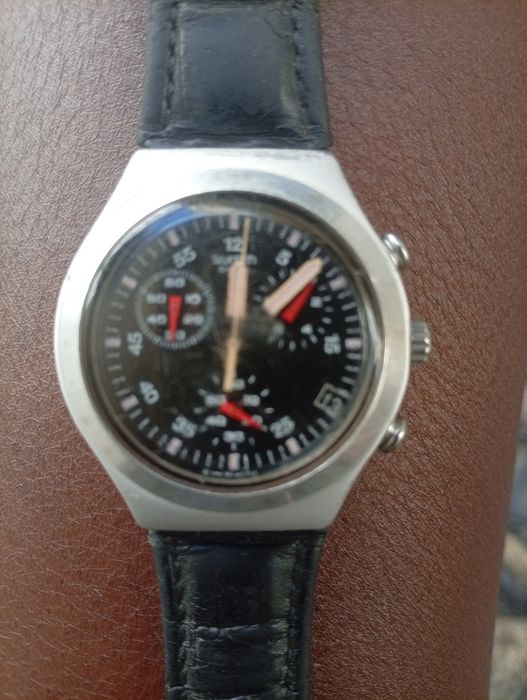 apresentado na imagem é o Swatch Irony Chrono “Wildly” (YCS4024),