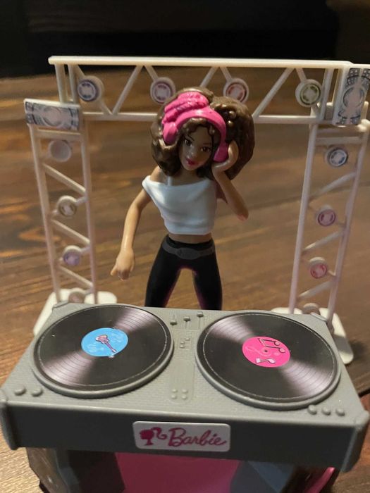 Figurka Barbie DJ z konsolą + lalka gratis