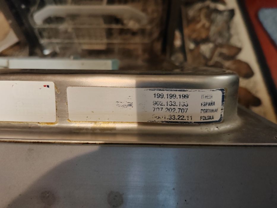 Посудомойка. Рабочая. Требует уборки внутри.