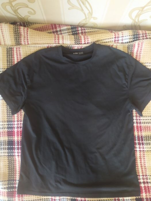 Футболка з принтом на спині