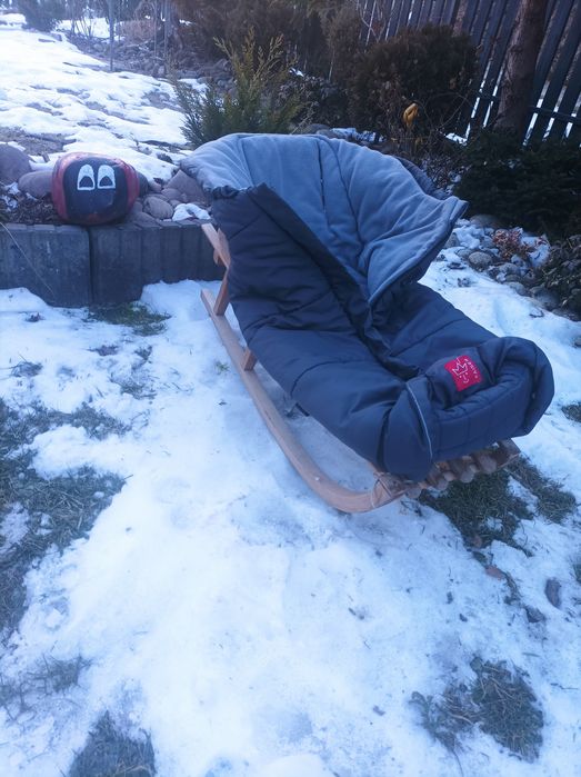 Sanki drewniane z oparciem plus ocieplacz