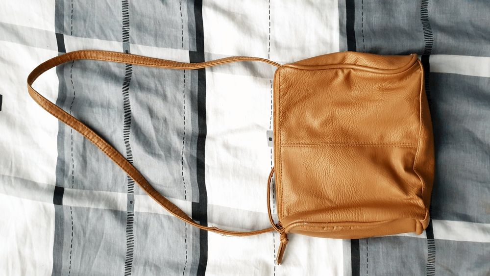 Piekna mała brązowa torebka do renowacji