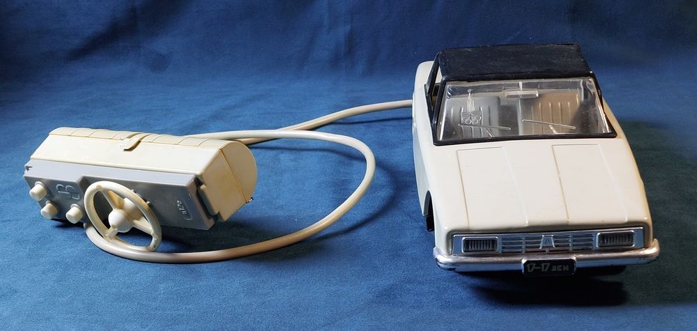 Електромеханічна іграшка машинка-кабріолет 17-17 ЛЕН,СРСР,1970-ті роки