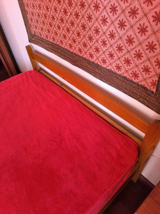 Cama elegante em pinho + colchão em óptimo estado