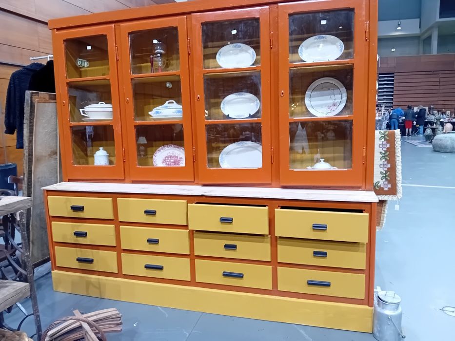 Lindo Movel antigo estilo antigo mas muito atualizado