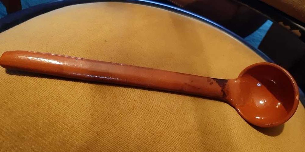 Púcara da queimada galega com chávenas e colher