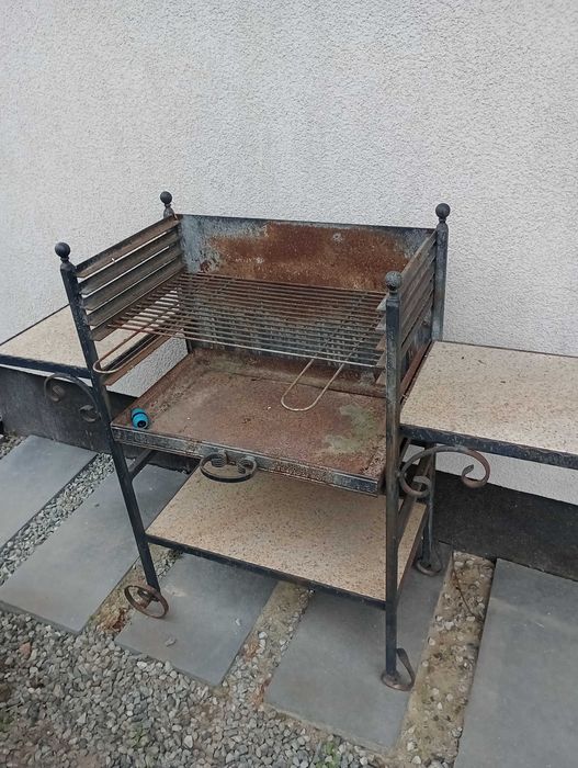 Grill ogrodowy kuty z metalowym rusztem