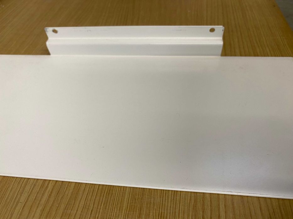 Prateleiras em metal lacado a branco