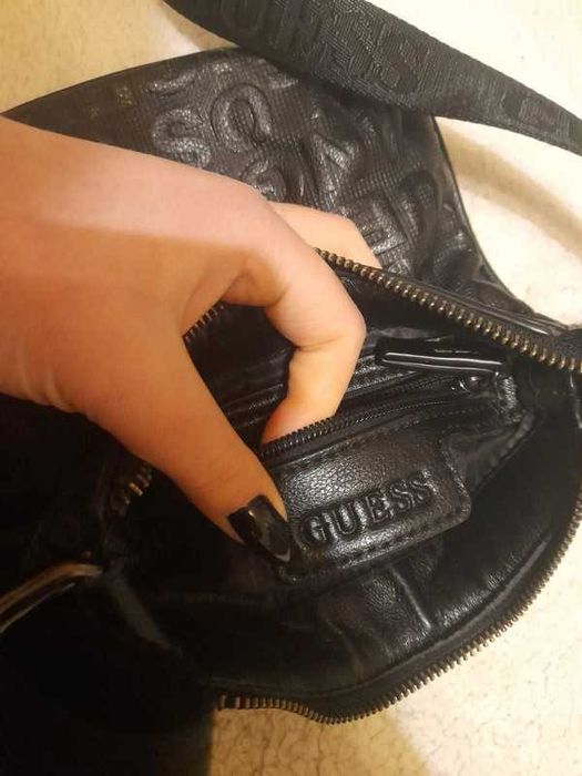 Czarna wytłaczana torebka na ramię saszetka Guess New Boston Embossed