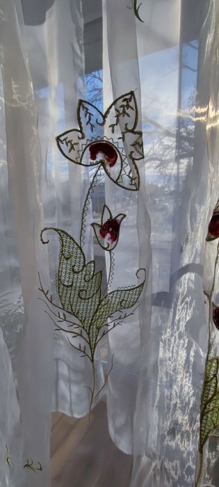 Piękna firanka z organtyny haftowana w kwiaty