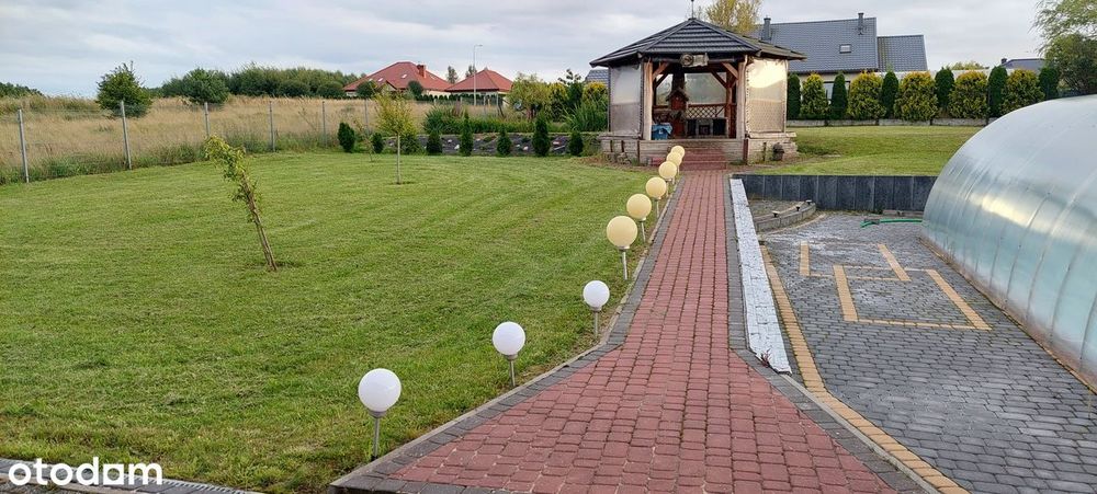 Dom z basenem i garażem pod miastem