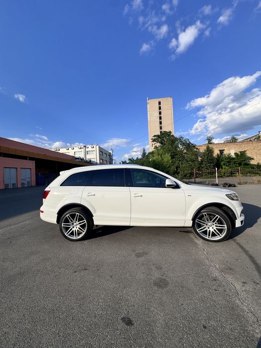 Позашляховик Audi Q7