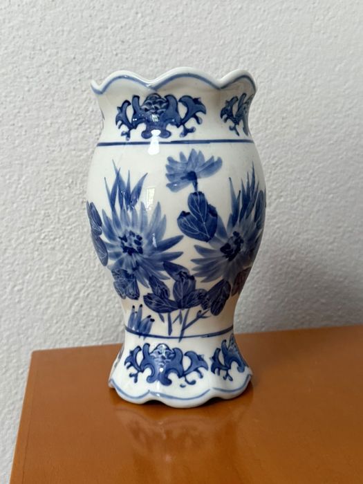 Vaso Decorativo em Porcelana Azul e Branca – Bom Estado