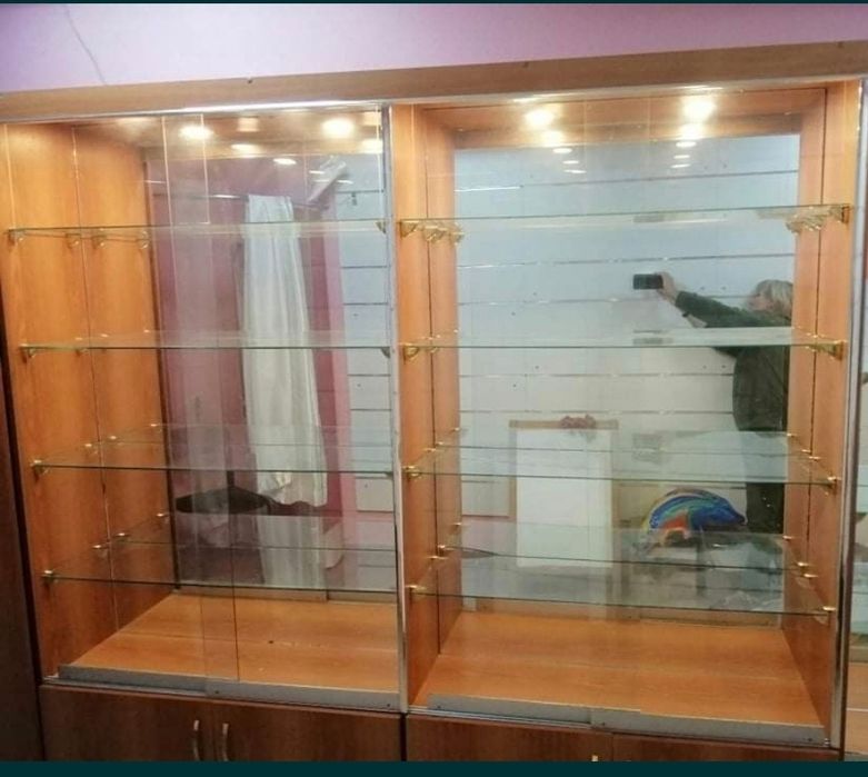 Вітрина з дзеркалами, полиці