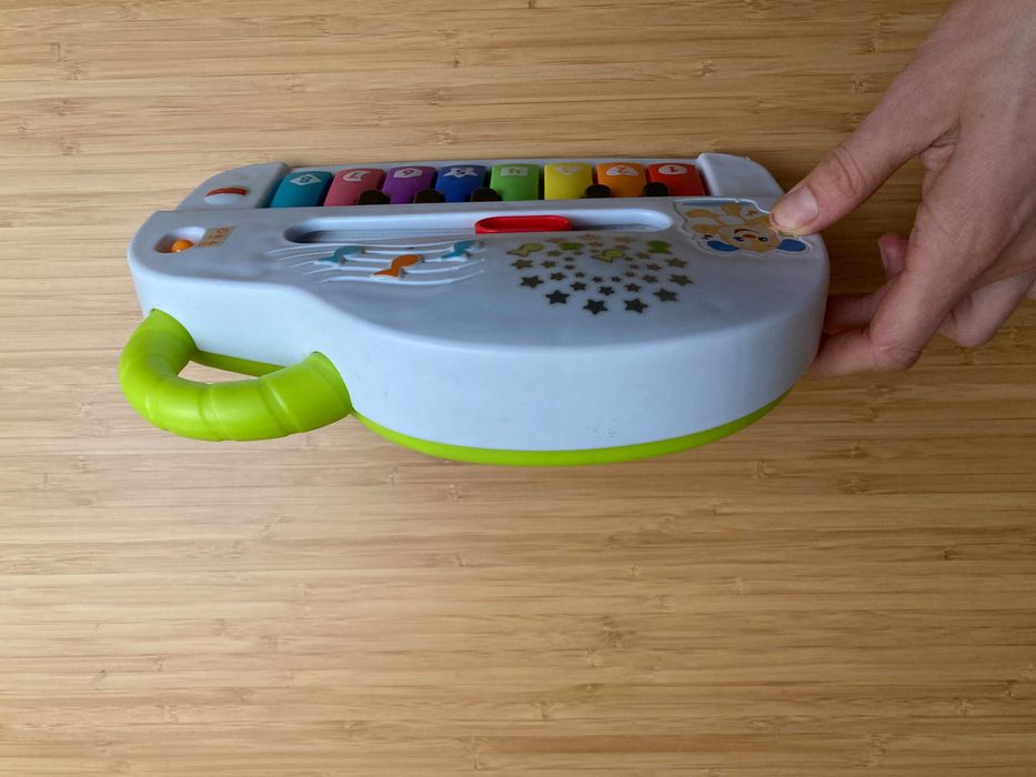 Fisher Price Pianinko pianino zabawka edukacyjna niemowlęca maluch 6m+