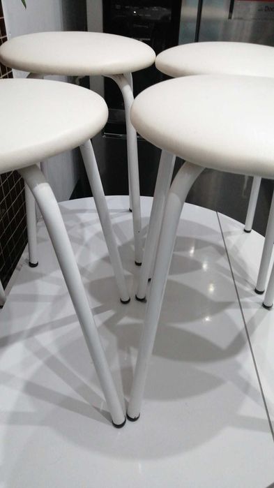 Vendo mesa de cozinha com 4 bancos