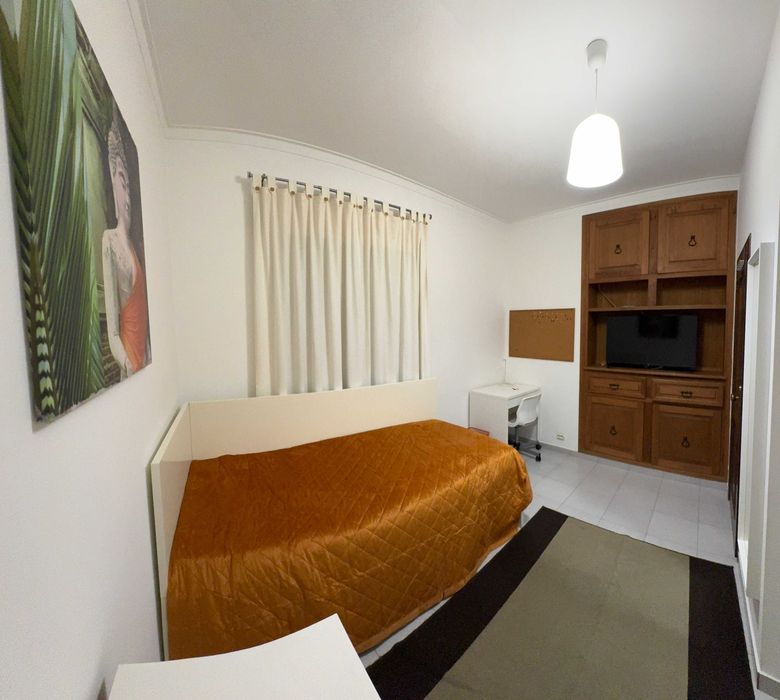 Arrenda quarto em andar de moradia em Queijas