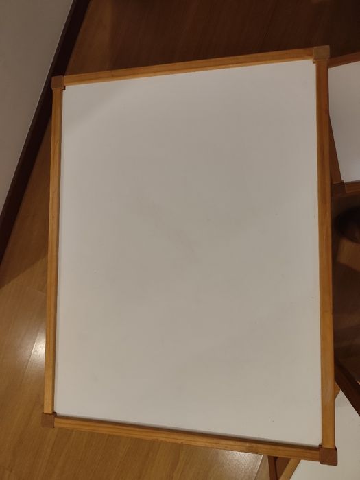 Mesa com 2 cadeiras de criança