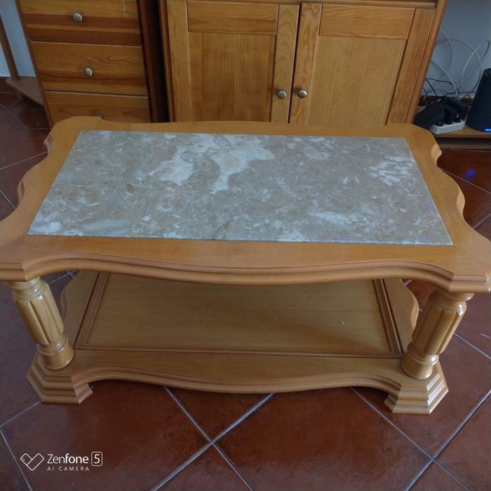 Mesa de centro em madeira e mármore
