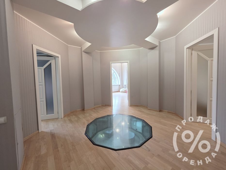 Стильний будинок у центрі з більярдною та камінною кімнатою