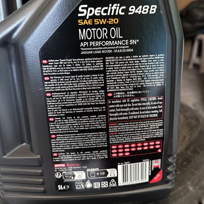 Олія автомобільна Motul