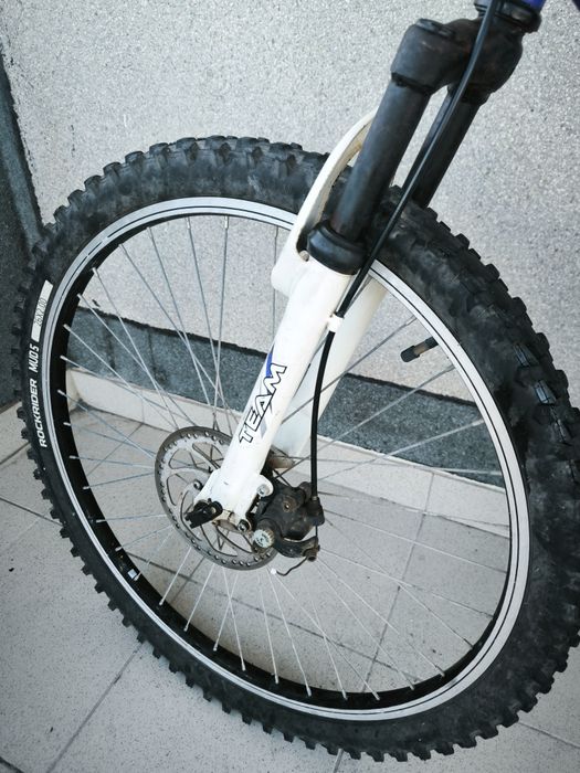 Bicicleta BTT travões de disco e amortecedores