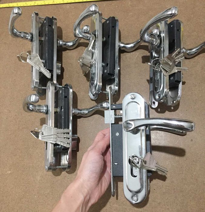 Замок врезной защелка з ручками ключами для межкомнатных дверей