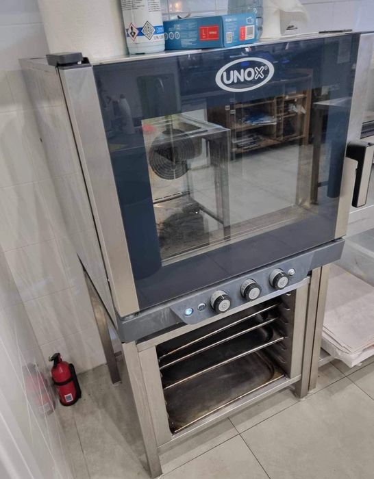 Piec konwekcyjno-parowy UNOX z podstawą