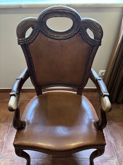 Cadeirão em madeita maciça e couro