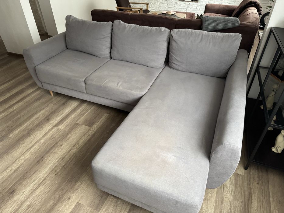Szara kanapa w stylu L z poduszkami