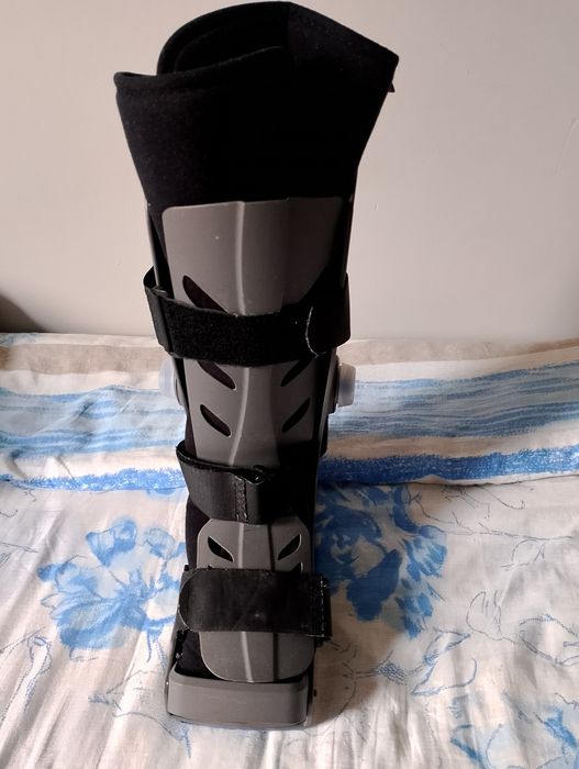 Dwie ortezy pompowane but